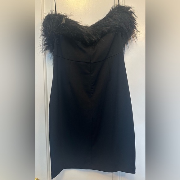 VENUS Size 4 Black Strapless Bodycon Mini Cocktail Dress with Faux Fur Accent - Picture 3 of 9